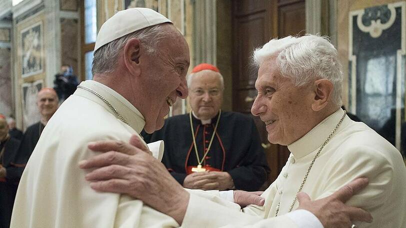 Papst Franziskus (l.) und Benedikt XVI. vor wenigen Jahren im Vatikan.