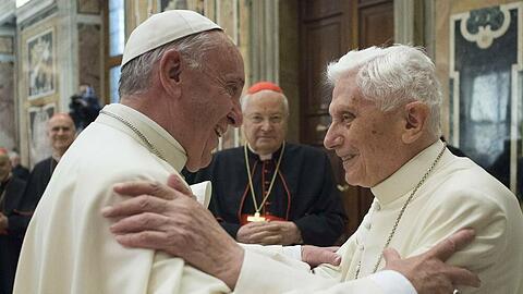 Papst Franziskus (l.) und Benedikt XVI. vor wenigen Jahren im Vatikan.