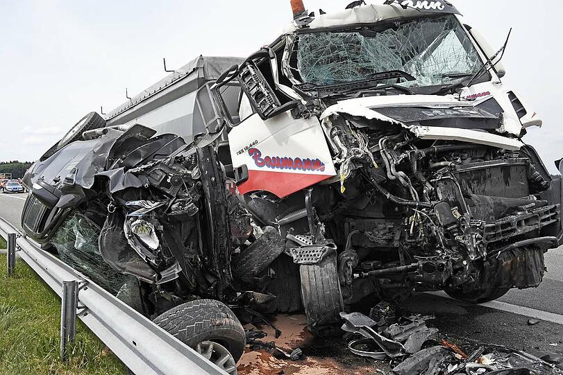 Die Bergungsarbeiten zogen sich in die Länge, weil letztlich neun Pkw (davon acht Neuwagen), ein Pkw-Anhänger, ein kompletter Sattelzug sowie ein Lkw-Anhänger abgeschleppt werden mussten. Zusätzlich luden die Einsatzkräfte noch reichlich Schotter um.