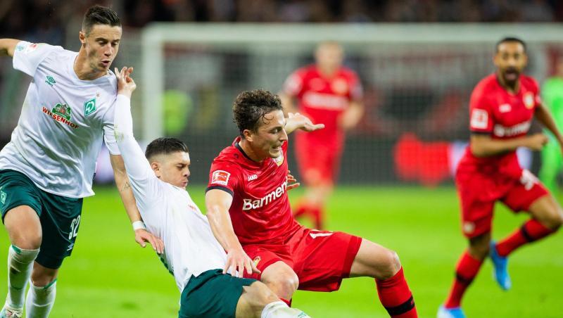 Leverkusens Julian Baumgartlinger (r) wird von Bremens Milot Rashica zu Fall gebracht, links läuft Bremens Marco Friedl. Leverkusens Julian Baumgartlinger (r) wird von Bremens Milot Rashica zu Fall gebracht, links läuft Bremens Marco Friedl.