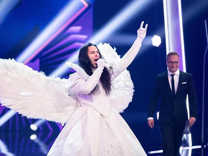 Bülent Ceylan war der Engel. Seine Fans haben ihn an seinen Fingern erkannt.