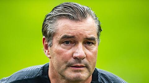 Sportdirektor Michael Zorc spricht zu den Journalisten.