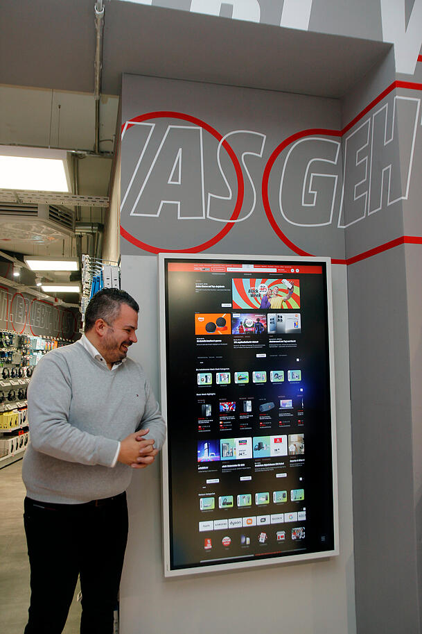 Auf diesem Riesen-Touchscreen mit 65 Zoll kann man ein wenig surfen, stöbern oder sich eines der vielen Produkte zeigen lassen, die nicht im Smart-Markt sind, aber dorthin bestellbar. Auf diesem Riesen-Touchscreen mit 65 Zoll kann man ein wenig surfen, stöbern oder sich eines der vielen Produkte zeigen lassen, die nicht im Smart-Markt sind, aber dorthin bestellbar.