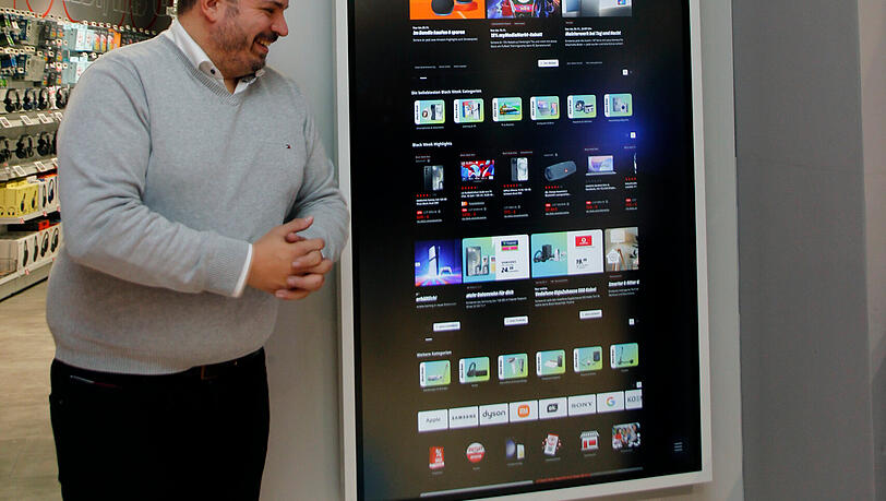 Auf diesem Riesen-Touchscreen mit 65 Zoll kann man ein wenig surfen, stöbern oder sich eines der vielen Produkte zeigen lassen, die nicht im Smart-Markt sind, aber dorthin bestellbar.