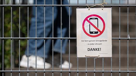 Grundsätzlich ist der Umgang mit Mobiltelefonen in Schulen Sache der Länder. (Symbolbild)