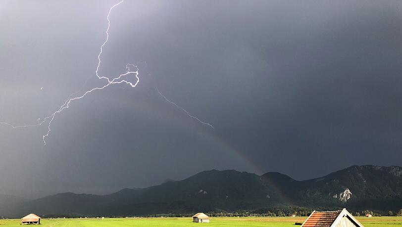 Bei Bergwanderungen sind Gewitter eine besonders große Gefahr. (Symbolbild)