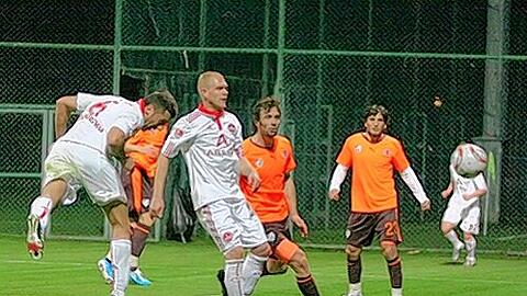 Mit Wucht ins Glück: Dominic Marohs Kopfballtreffer beschert dem Club eine gelungene Generalprobe für den Rückrunden-Auftakt.