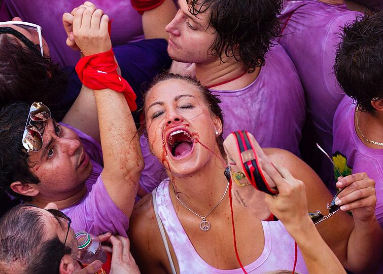 Das Fest von San Fermin, wie das Stierlaufen offiziell heißt, wird auf dem Hauptplatz eröffnet.