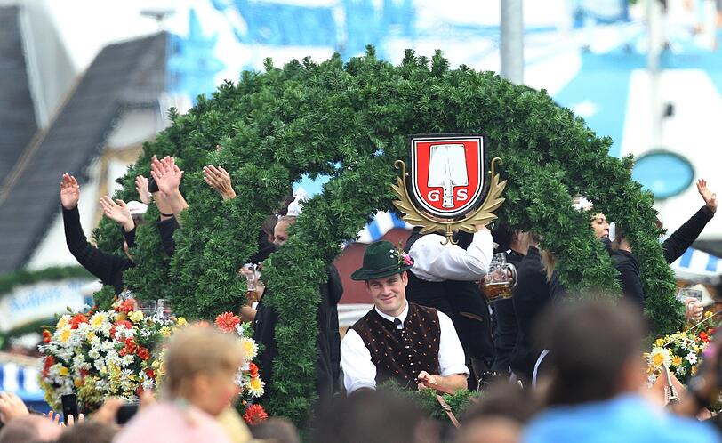 Der Besucherandrang ist enorm, die Stimmung ist mehr als ausgelassen. Die Impressionen vom ersten Wiesn-Tag.
