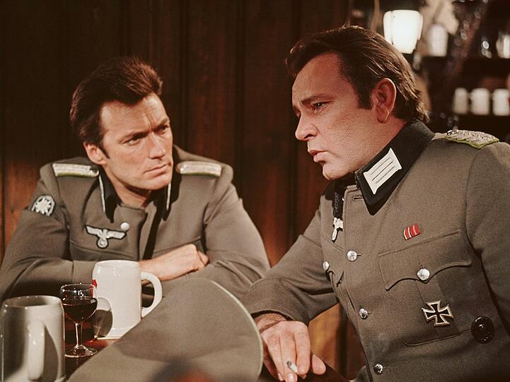 Im britisch-US-amerikanischen Kriegsfilm "Agenten sterben einsam" (1968) begab sich Eastwood gemeinsam mit Richard Burton auf ein Himmelfahrtskommando nach Nazi-Deutschland.