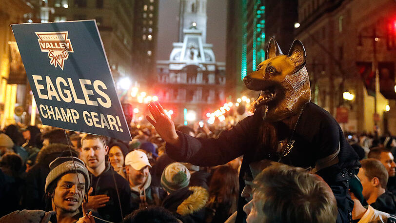 Eagles-Fans feiern in der Innenstadt von Philadelphia. Nach einiger Zeit eskalierte die Situation allerdings komplett.