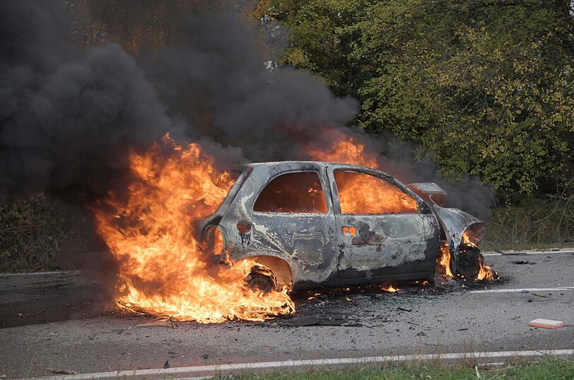 Eine Frau ist am Sonntagmittag mit ihrem Corsa gegen einen Baum gerast. Die Schwerverletzte konnte sich gerade noch befreien, ihr Fahrzeug brannte komplett aus.