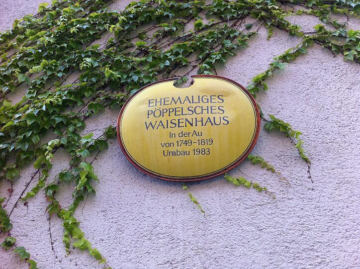 ... verrät das gelbe Schild, was früher in dem Haus war.