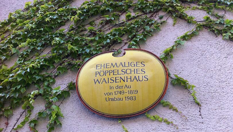 ... verrät das gelbe Schild, was früher in dem Haus war. ... verrät das gelbe Schild, was früher in dem Haus war.