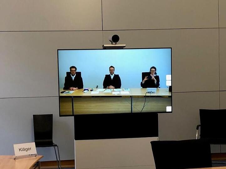 Mitglieder der 7. Zivilkammer am Landgericht München sind auf einem Monitor zu sehen. Foto: -/Landgericht München 1/dpa