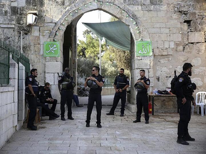 Israelische Polizisten stehen auf dem Gelände der Al-Aksa-Moschee in der Altstadt von Jerusalem (Archiv).