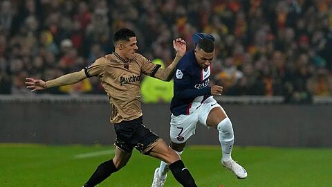 PSG-Stürmer Kylian Mbappé (r) im Zweikampf mit Florian Sotoca von Lens.