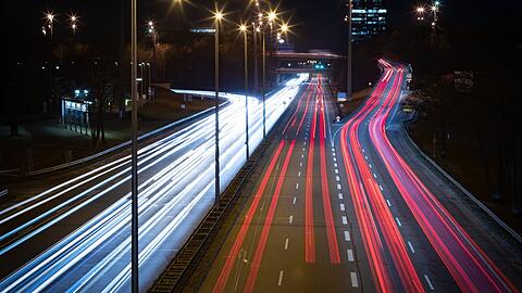 Nachts auf dem Mittleren Ring: Ältere Dieselfahrzeuge sind hier – zumindest legal – nicht mehr unterwegs.
