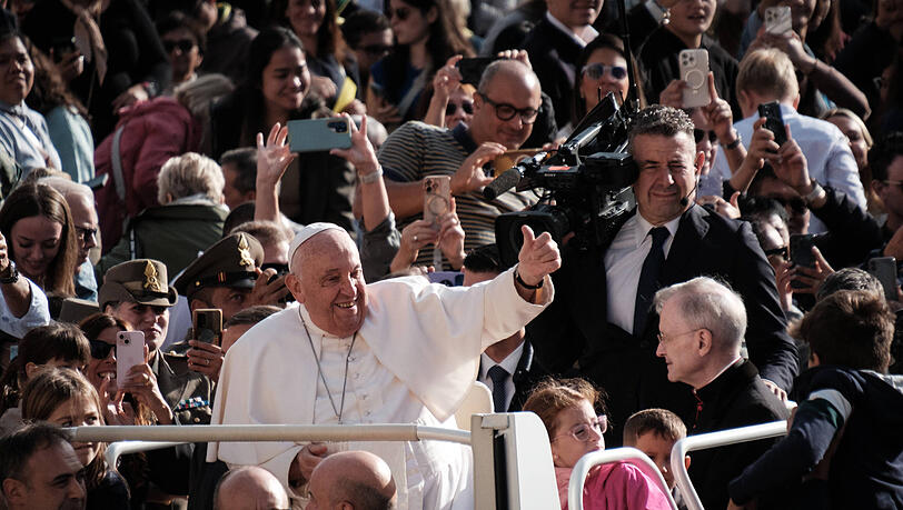 Im vergangenen September grüßt Papst Franziskus zahlreiche Glaubensanhänger auf dem Petersplatz.