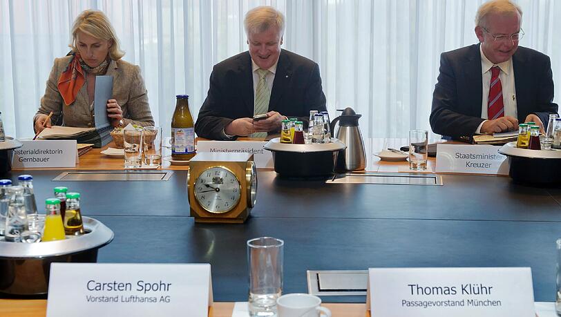Er checkt sein Handy: Horst Seehofer mit Staatskanzleileiter Thomas Kreuzer und Ministerialdirektorin Karolina Gernbauer. Er checkt sein Handy: Horst Seehofer mit Staatskanzleileiter Thomas Kreuzer und Ministerialdirektorin Karolina Gernbauer.