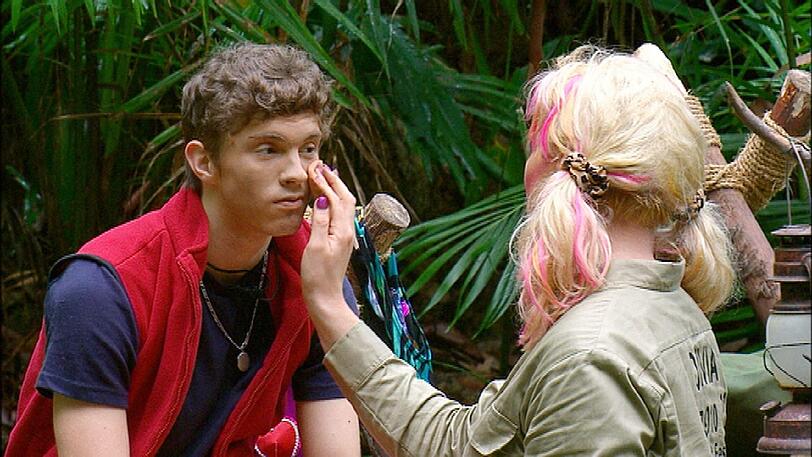 Olivia hat ihre Ankündigung wahr machen können und durfte Joey zu Joana schminken. Kaum ist er fertig gestylt, bekommt er noch ein Laufstegtraining und dann kann sie auch schon los gehen: Die große Dschungelshow mit Stargast Joana!
