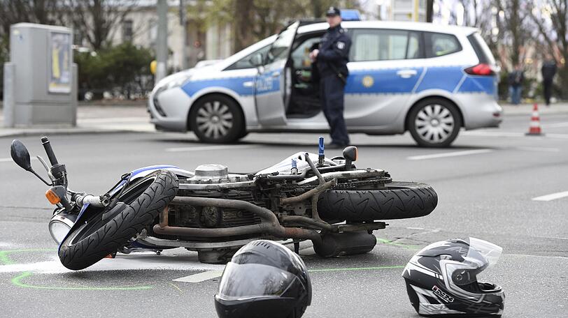Der Motorradfahrer bremste stark ab und kam ins Schleudern. Noch am Unfallort verstarb er. (Archivbild).