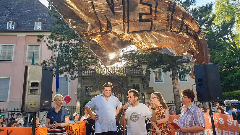 Bei der Demo in München: v.l. Katrin Habenschaden; Benjamin David, Thomas Lechner, Lena Odell und Micky Wenngatz.