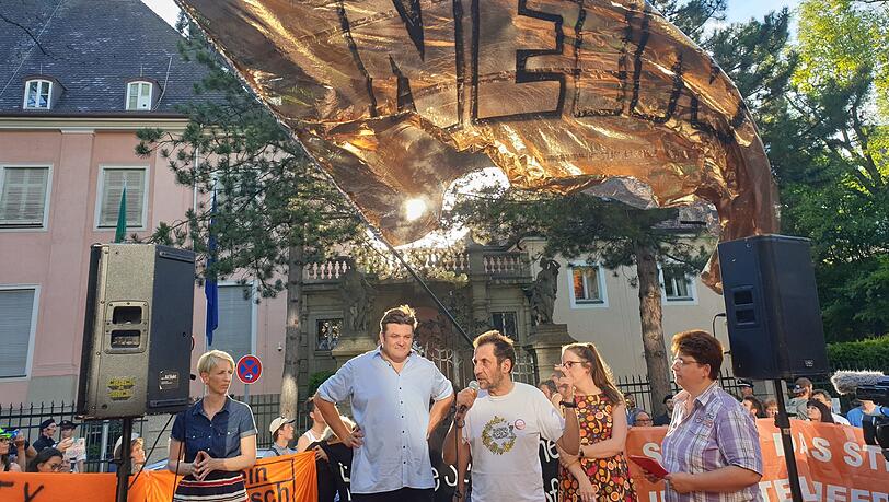 Bei der Demo in München: v.l. Katrin Habenschaden; Benjamin David, Thomas Lechner, Lena Odell und Micky Wenngatz. Bei der Demo in München: v.l. Katrin Habenschaden; Benjamin David, Thomas Lechner, Lena Odell und Micky Wenngatz.