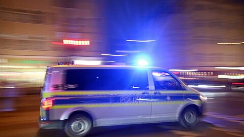 Eine Streife konnte den Messer-Mann schließlich festnehmen - dank der Hilfe des 24-Jährigen. (Symbolbild)