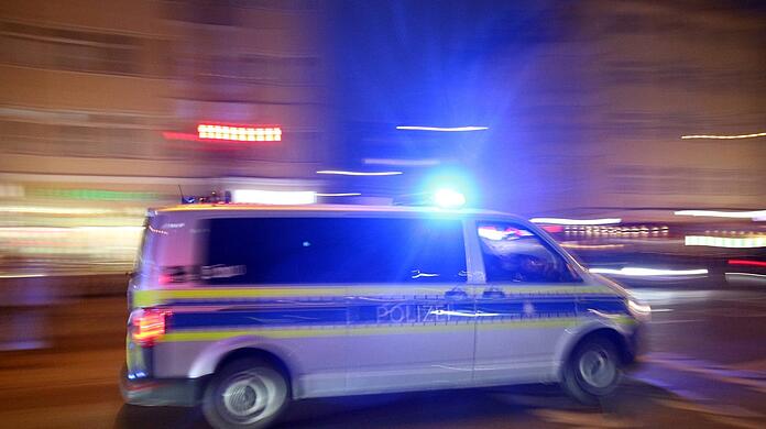 Die Polizei weckte den Parkplatzsucher - und schleppte sein Auto ab.
