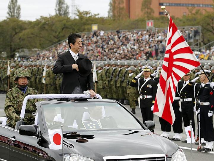 Japans Ministerpräsident Shinzo Abe während einer Truppeninspektion in Asaka.