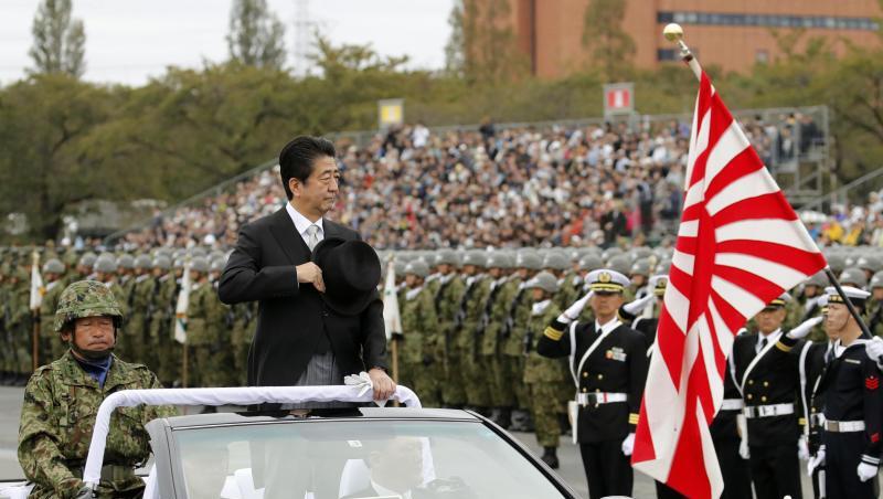 Japans Ministerpräsident Shinzo Abe während einer Truppeninspektion in Asaka. Japans Ministerpräsident Shinzo Abe während einer Truppeninspektion in Asaka.