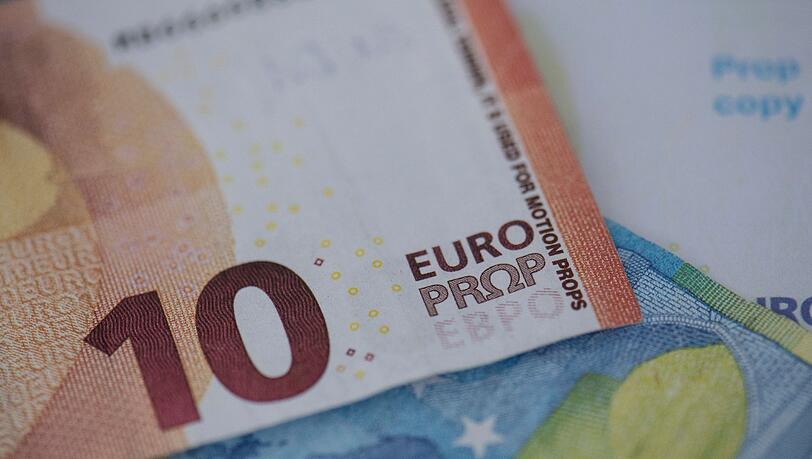 Sichergestellte, gefälschte Euro-Banknoten werden bei der Bundesbank präsentiert.