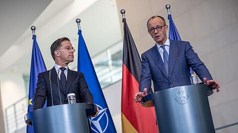 Im Zentrum der Gespräche von Kanzler Friedrich Merz (CDU) mit Nato-Generalsekretär Mark Rutte standen die Verhandlungen über eine Friedenslösung für die Ukraine. Im Zentrum der Gespräche von Kanzler Friedrich Merz (CDU) mit Nato-Generalsekretär Mark Rutte standen die Verhandlungen über eine Friedenslösung für die Ukraine.
