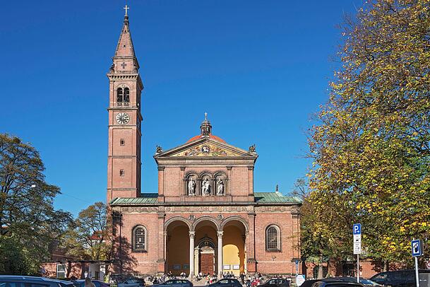 Auf dem Kirchplatz von St. Ursula wird am 1. Mai getanzt.