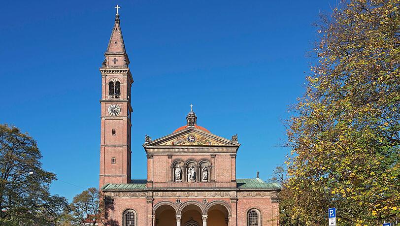 Auf dem Kirchplatz von St. Ursula wird am 1. Mai getanzt.