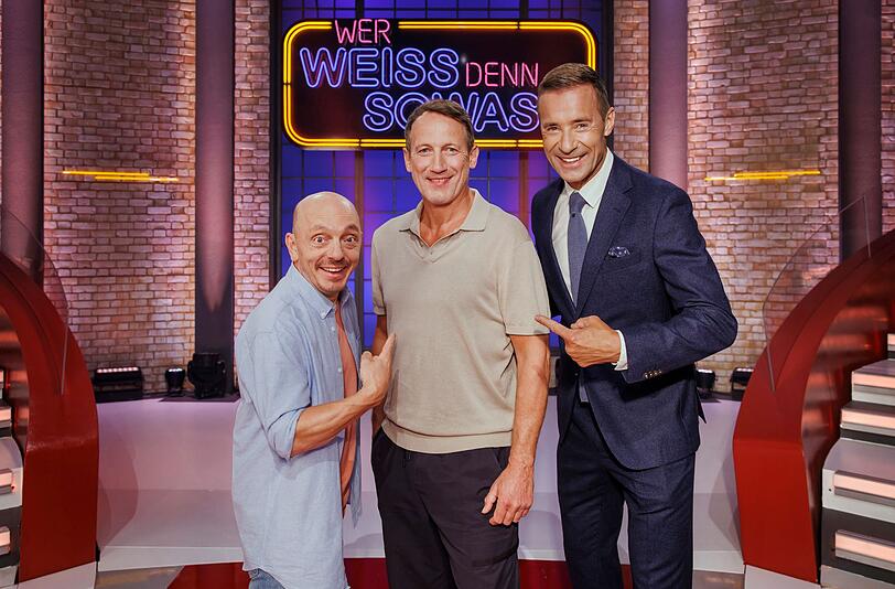 Neue Folgen am Vorabend: "Wer wei&szlig; denn sowas?" kehrt zur&uuml;ck mit den Teamkapit&auml;nen Bernhard Ho&euml;cker (links), Wotan Wilke M&ouml;hring (Mitte) und Moderator Kai Pflaume.