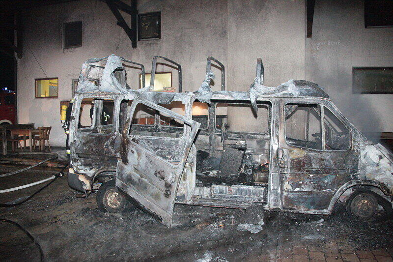 Völlig ausgebrannt: In Tötenberg bei Aschau stand ein Klein-Lkw in Flammen. Als die Feuerwehren beim Fahrzeug eintrafen, stand es bereits voll in Brand. Die Ursache des Feuers war zum Montagmorgen noch unbekannt.