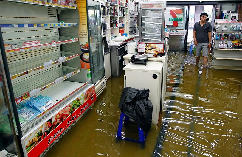 Ein überfluteter Supermarkt in Bangkok.