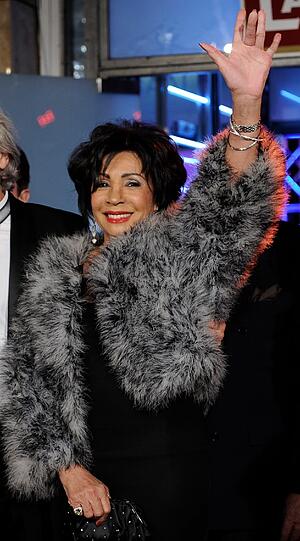 Die Sängerin Shirley Bassey kommt am Montag in Köln zur Modenschau "Lambertz Monday Night - Schoko & Fashion".