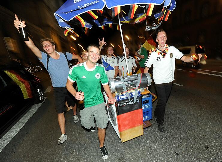 Auto-Korso, Party die ganze Nacht: Deutschland feiert den Einzug ins EM-Halbfinale! Hier gibts die schönsten Fanbilder zum Durchklicken und Mitfeiern!