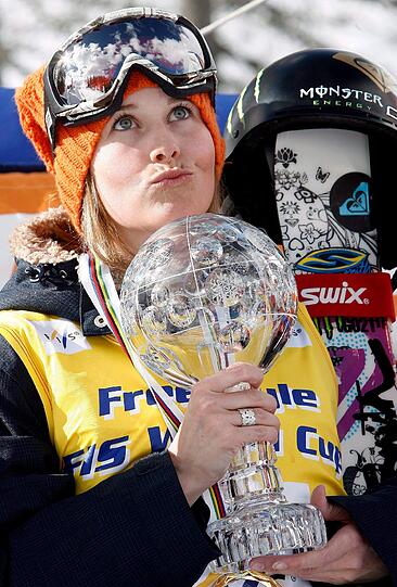 Das teilte der nationale Verband mit.
&bdquo;Wir übermitteln unser tiefes Mitgefühl an die Familie von Sarah
Burke, die heute in einem Krankenhaus in Salte Lake City gestorben
ist&ldquo;, vermeldete der kanadische Freestyle-Ski-Verband auf seiner
Facebook-Seite.