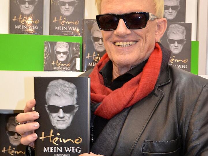 Heino mit seiner Autobiografie "Mein Weg"