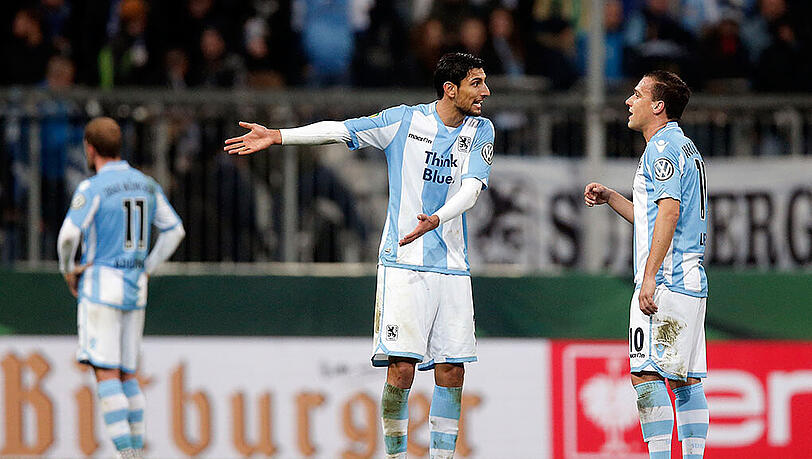 Blaue Enttäuschung: Adlung mag nicht hinsehen (l.), Sertan Yegenoglu (M.) diskutiert mit Michael Liendl nach dem Aus im Pokal. Blaue Enttäuschung: Adlung mag nicht hinsehen (l.), Sertan Yegenoglu (M.) diskutiert mit Michael Liendl nach dem Aus im Pokal.
