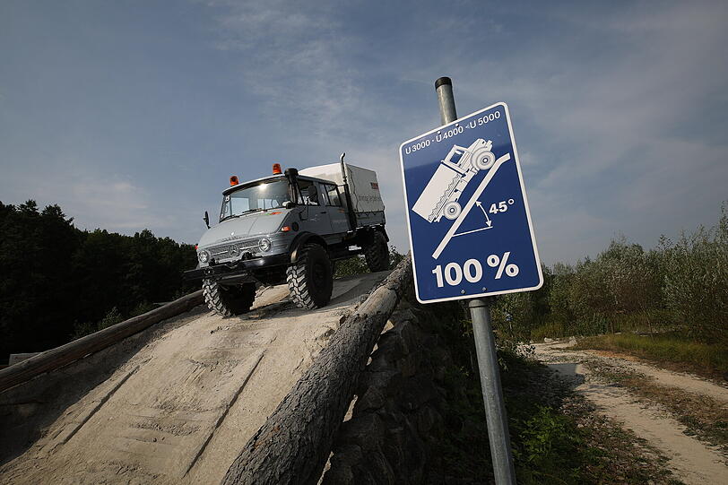 Dank Allradantrieb und Differenzialsperren ist auch ein Hügel mit 100 Prozent Steigung und Gefälle kein Problem für den Unimog.