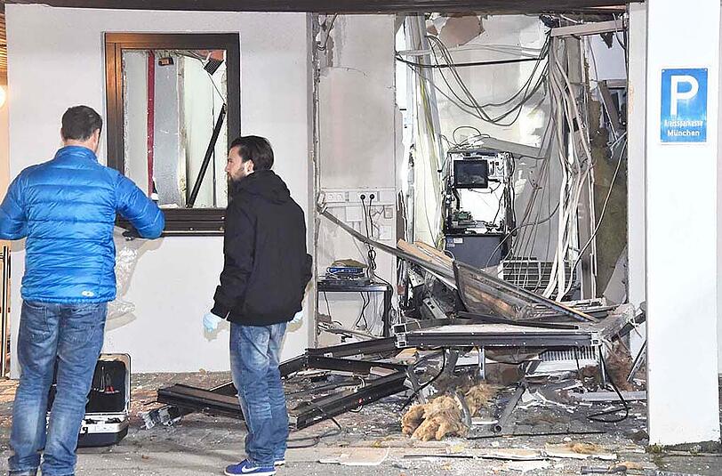 Die Täter sprengten den Geldautomat in die Luft. Schaden erlitt aber vor allem das Gebäude.