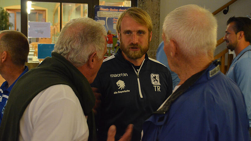 Ein launiger Abend mit Spielern, Trainerteam und den Fans: Daniel Bierofka und seine Mannschaften trafen sich am Donnerstagabend mit den Anhängern zum traditionellen Fanabend - auch in der Regionalliga ein Muss.