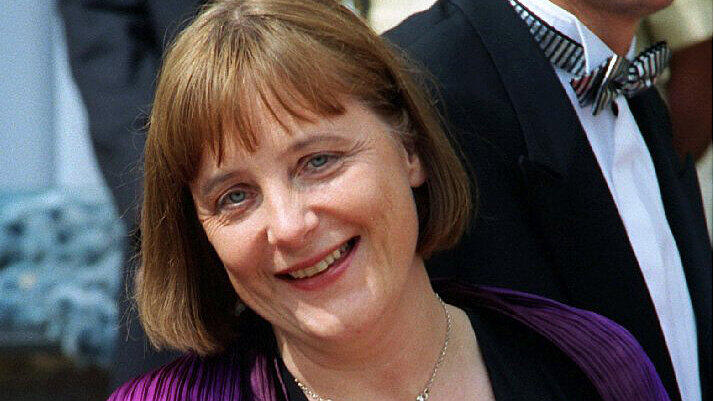 1999: Merkel ruft ihre Partei in einem offenen Brief dazu auf, sich von ihrem Ehrenvorsitzenden Kohl zu lösen.