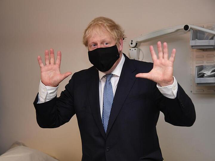 Boris Johnson gesteht Fehler beim Umgang mit der Pandemie ein.