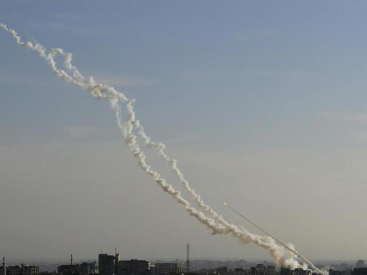 Raketen werden vom Gazastreifen aus nach Israel abgefeuert. Militante Palästinenser haben zahlreiche Raketen aus dem Gazastreifen in Richtung Israel abgefeuert.